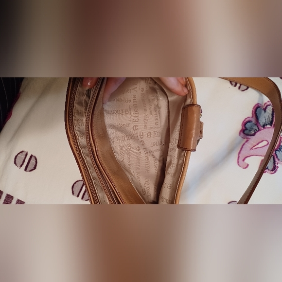 Etienne Aigner light brown/ tan leather shoulder handbag - Picture 11 of 16